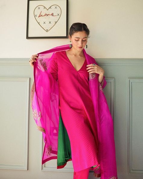 Rani Pink, Traditional Indian Dress, Desi Fashion Casual, Casual Indian Fashion, Indian Dresses Traditional, Traditional Indian Outfits, Trendy Dress Outfits, Dress Indian Style, Stylish Dress Book