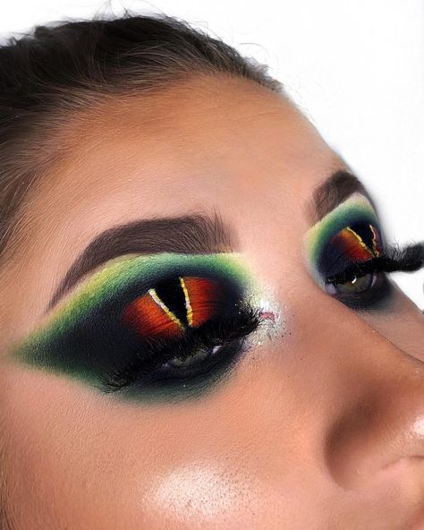 Dragon Eye Makeup Halloween, Dragon Queen Makeup, Dragon Makeup Tutorial, Halloween Dragon Makeup, Dragon Makeup Halloween, Fun Halloween Makeup Looks, Dragon Halloween Makeup, Dragon Eye Makeup, Dragon Makeup Look