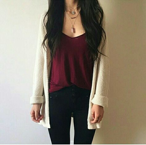 Black pants/leggings, paired with a nice camisole blouse, and a cozy knit cardigan. Wear with boots or flats. Burgundy Outfit, High Waisted Black Jeans, Stil Inspiration, School Looks, Cardigan Outfits, Modieuze Outfits, White Cardigan, 여자 패션, Ladies Dress Design