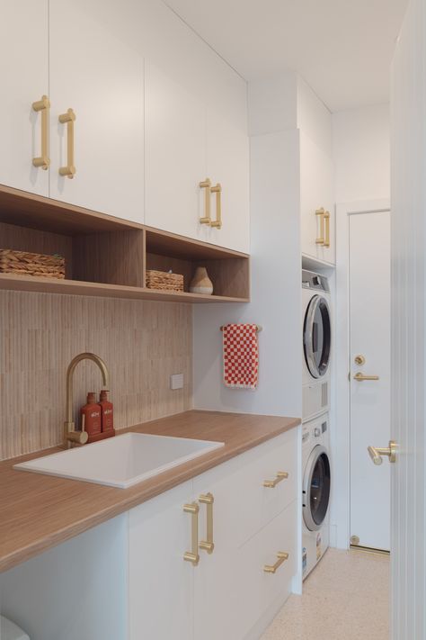 Laundry goals! 🧼 This sleek and functional laundry room is a dream come true🧺 The room feels like a cosy retreat with its warm wood tones and light colour palette. The Curve mini splashback creates texture and adds a touch of character. ✨

Builder @maxwell.built
📷 @bradgriffinphotography
Styling @the_strandcollective

#perini #perinitiles #tiletrends #trends #stone #naturalstone #marble #tiles #interiordesign #architecture #design #Terrazzo #renovation Kitchen With Laundry Area, Closet Laundry Room Organization, Beautiful Laundry Rooms, Organizing Laundry Room, Laundry Tiles, Wooden Benchtop, Splash Back Ideas, Simple Laundry Room, Laundry Reno