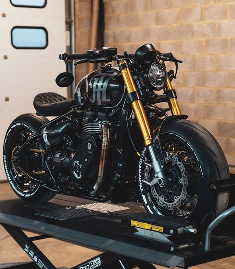 Triumph Bobber Custom, Custom Bikes Cafe Racers, Custom Motorcycles Bobber, Cafe Racer Design, Triumph Bikes, Triumph Bobber, Мотоциклы Cafe Racers, Moto Cafe, Bobber Bikes