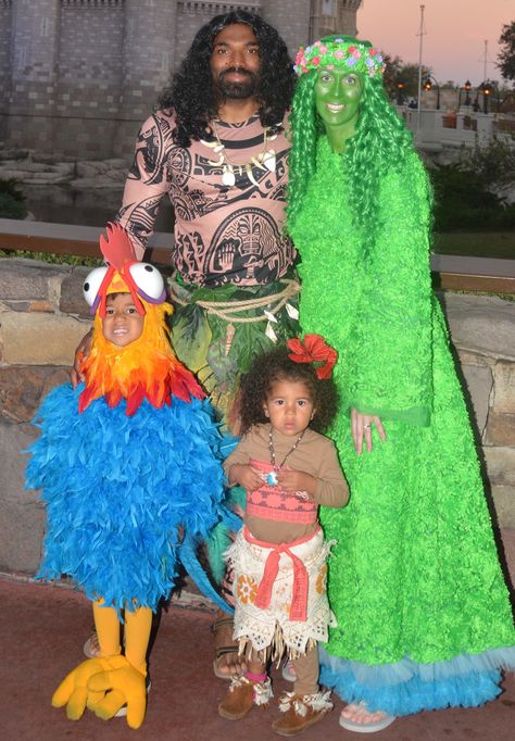 Moana Birthday Party Outfit, Family Moana Halloween Costumes, Tefiti Costume Adult Diy, Mama Odie Costume, Moana Family Costumes, Disney Halloween Costumes Family, Moana Halloween Costume, Dad Costume, Hawaiian Costume