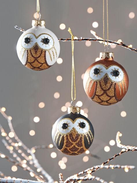 Bauble Ideas, Bauble Ornaments, Owl Ornament, Painted Christmas Ornaments, Christmas Owls, Christmas Tree Baubles, Glass Bauble, Painted Ornaments, Christmas Trends