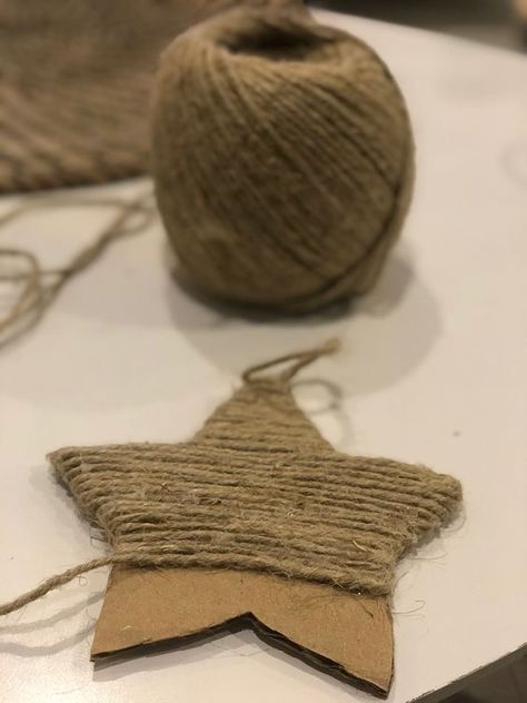 Homemade Yarn Christmas Ornaments, Easy Diy Christmas Tree Ornaments, Sapin Noel Diy, Deco Noel Diy, Diy Noel Decoration, Diy Rustic Christmas Ornaments, Handmade Christmas Crafts, Noel Diy, Diy Christmas Decorations Easy