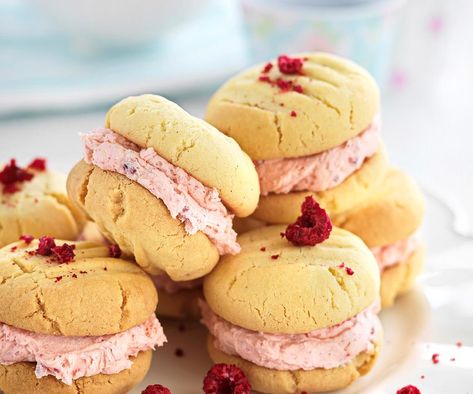 A classic afternoon tea biscuit with added raspberries for a modern touch. Butter Cream Recipe, Kingston Biscuits, Afternoon Tea Biscuits, Marshmallow Slice, Raspberry Butter, White Chocolate Macadamia Cookies, Tea Biscuit, Picnic Desserts, Homemade Shortbread