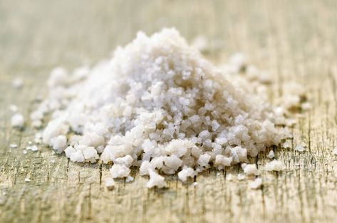 Coarse Salt Versus Table Salt - Which Salt Is Best? Coarse Salt, Bbq Rub, Table Salt, Pepper Mill, Kosher Salt, Cooking And Baking, How To Use, Condiments, Salt