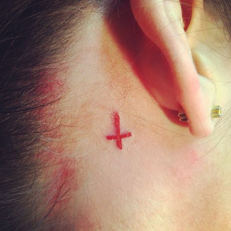 Yup, that's what it is. Upside down cross. Tattoo On Forehead, Upside Down Cross Tattoo, Cross Tattoo On Hand, Cross Tattoo Meaning, Cross Tattoo On Wrist, Upside Down Cross, Cactus Tattoo, Cross Tattoo Designs, Lip Tattoos