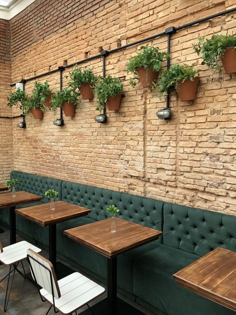 Rustic Cafe Ideas, Rustic Cafe Decor, Cozy Cafe Interior, Restaurant Seating Design, Pizzeria Design, Small Restaurant Design, Diy Outdoor Seating, Modern Restaurant Design, Industrial Cafe