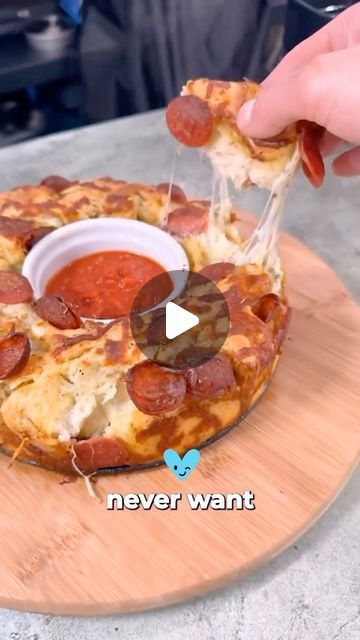 Elena JoyfullyKeto on Instagram: "Say YES if you would try this Pull Apart Pepperoni Pizza Bread (makes 12 inch loaf)  NGREDIENTS  32 oz (2 pounds) chopped pizza dough 1/2 cup melted garlic butter 1 cup pepperoni 1 tosp oregano 11/2 cup grated mozzarella cheese 1 cup marinara or ranch  In a bowl, combine all the ingredients, and follow directions in the video to bake.  What a great idea.  Use keto dough for a low carb version.   Enjoy!😉   @thejoshelkin #pizza #pepperoni #mozzarella #hawaiisbestkitchens #hawaii #baking #easyrecipe #recipes #reels #reelsinstagram #reelsviral #explorerpage #garlicbutter #foodbeast #tastyjapan" Pepperoni Pizza Bread, Garlic Bread Pizza, Cheesy Bread, Pizza Bites, Dessert Pizza, Bread Ingredients, Pizza Bread, Pull Apart, Homemade Pizza