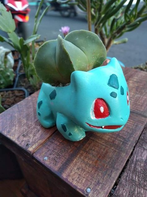 Macetas Pokémon Pokemon Plant Pot, Pokemon Ceramics, Plant Pokemon, Pokemon Planter, Gaming Corner, Pokémon Party, Clay Plant Pots, Kingdom Plantae, Pokemon Diy