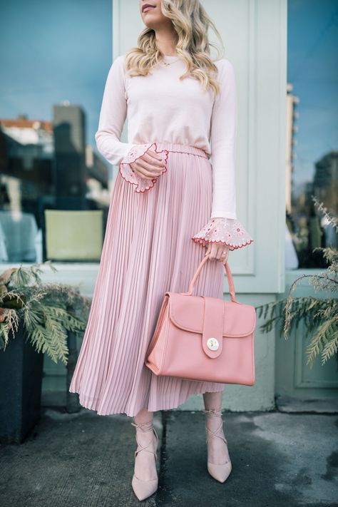 How to wear pink in the winter + ladylike pink winter outfits Rose Skirt Outfit, Classy Spring Outfits, Pink Check Dress, Mode Rose, Ladylike Style, Paris Chic, Winter Dress Outfits, Fashion Attire, Pink Outfits