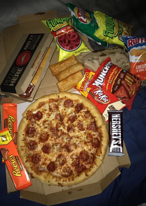 Pizza Hut! Burritos! Munchies! Movie night with my husband and our kids! Store Bought Meals, Snack Shack, Resep Diet, Sleepover Food, Night Food, Junk Food Snacks, Night Snacks, Pizza Hut, Food Goals