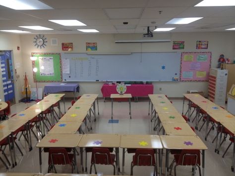 Classroom set up Classroom Desk Arrangement, Classroom Layouts, Classroom Seating Arrangements, Desk Arrangements, Classroom Decor Middle, Classroom Arrangement, Classroom Desk, Classroom Seating, Classroom Layout