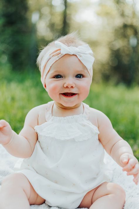 One Years Old Photoshoot, Summer First Birthday Photoshoot, One Year Old Portraits, Outside Baby Pictures, Baby Girl Photoshooting Ideas 1 Year, One Year Old Photoshoot Outside, Outdoor One Year Old Photoshoot, First Birthday Photo Shoot Ideas Outdoor, 1 Year Photoshoot Ideas