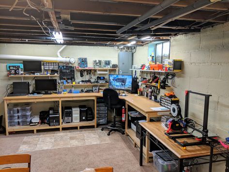 Garage Computer Station, Home Server Room, Computer Repair Workbench, Workshop Bedroom, Electronics Workspace, Electronics Workbench, Hobby Room Design, Workbench Organization, Workbench Ideas