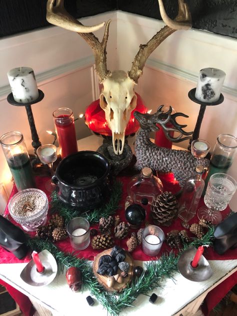 Yule Mini Altar, Yule Altar Ideas Winter Solstice, Yule Altar Winter Solstice, Yule Alter Ideas, Winter Solstice Altar, Yule Decor Ideas, Yule Tattoo, Yule Altar Ideas, Yule Alter