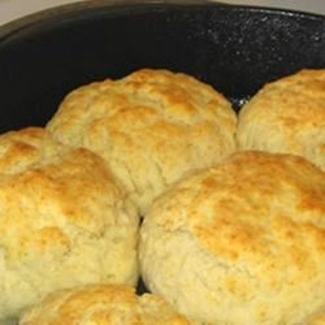 Kentucky Biscuits | "This is a great recipe, different than the usual biscuit. Serve piping hot with butter, jam, or honey." #recipe #kentuckyderby Kentucky Biscuits, Buttermilk Drop Biscuits, Kentucky Fried Chicken, Homemade Buttermilk Biscuits, Buttermilk Biscuits Recipe, Fluffy Biscuits, Kentucky Fried, Biscuit Rolls, Biscuits Recipe