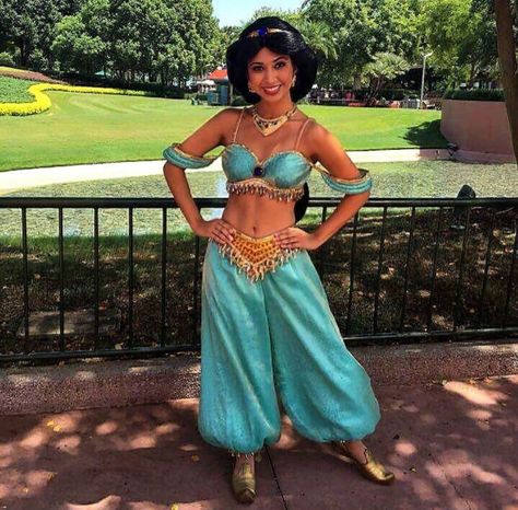 jasmine aladdin Yasmin Disney, Princess Jasmine Halloween Costume, Jasmine Halloween Costume, Aladdin Costume, Rapunzel Cosplay, Princess Jasmine Costume, Harem Girl, Jasmine Aladdin, Aladdin Jasmine