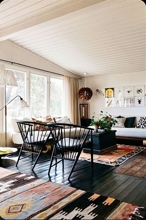 Of interest are the pair of chairs that seem to be a modern interpretation of the Windsor chair.... lovely design! Swedish Summer House, Sweden House, Cottage Plans, Vintage Apartment, Swedish Furniture, Apartment Makeover, Norman Foster, Deco Boheme, Black Floor