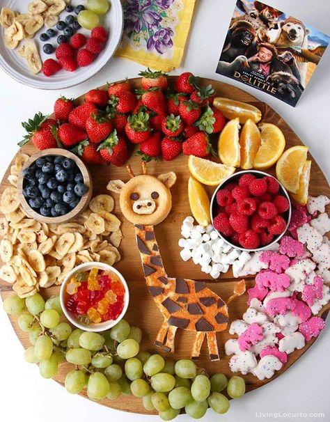 Giraffe Party Food Ideas, Animal Themed Charcuterie Board, Animal Party Snacks, Giraffe Birthday Party Ideas, Giraffe Party Ideas, Safari Charcuterie Board, Animal Charcuterie Board, Safari Theme Food Ideas, Safari Themed Food