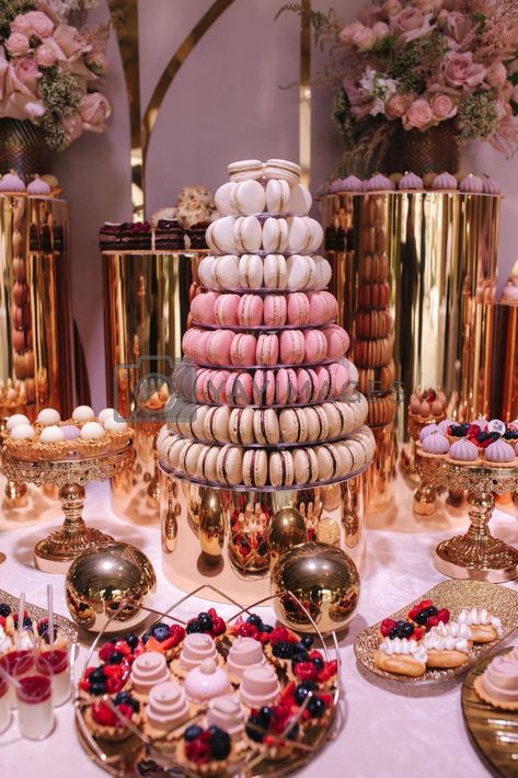 Macarons Wedding, Cakes Strawberry, Candy Bar Table, Wedding Candy Bar, Wedding Macarons, Luxury Candy, Macaron Tower, Candy Bar Wedding, Catering Desserts