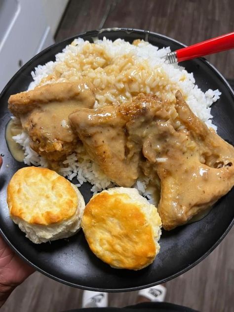 Smothered Fried Chicken, Creamy Smothered Chicken, Smothered Chicken And Gravy, Chicken And Gravy, Food Desert, Homemade Comfort Food, Smothered Chicken, Soul Food Dinner, Homemade Gravy