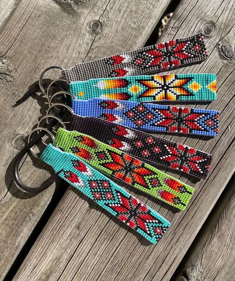 Beaded Feathers, Silversmithing Jewelry, Native American Artwork, Bead Weaving Tutorials, Loom Bracelet Patterns, Native American Crafts, Loom Pattern, Beaded Wrap Bracelets, Boho Accessories