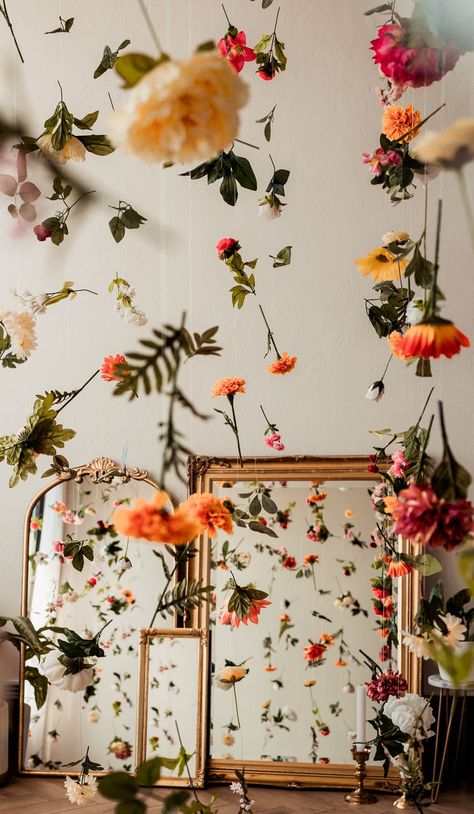 Studio rental for photographers. Upside down garden with warm colored flowers. Photo studio inspiration. Photography Studio Rental, Photo Studio Design, Photography Studio Decor, Bühnen Design, Home Photo Studio, Photography Studio Setup, Exposition Photo, Photoshoot Backdrops, Home Studio Photography