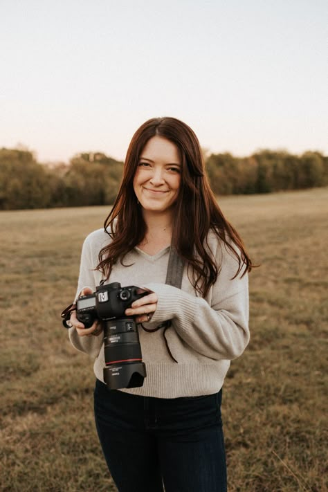 Photography Branding Photoshoot With Camera, Photography Profile Picture, Professional Headshots Outside, Photoshoot With Camera, Photographer Branding Photoshoot Outside, Photographer Headshots With Camera Outdoor, Pictures Of Photographers With Camera, Headshots Photographers, Pictures Of Photographers