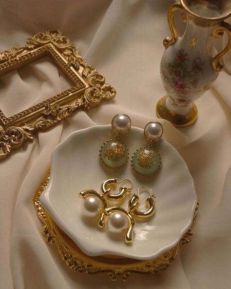 Jewelry Photography Styling, Royal Aesthetic, Cream Aesthetic, Gold Aesthetic, Classy Aesthetic, Princess Aesthetic, Beige Aesthetic, Jewelry Photography, Brown Aesthetic