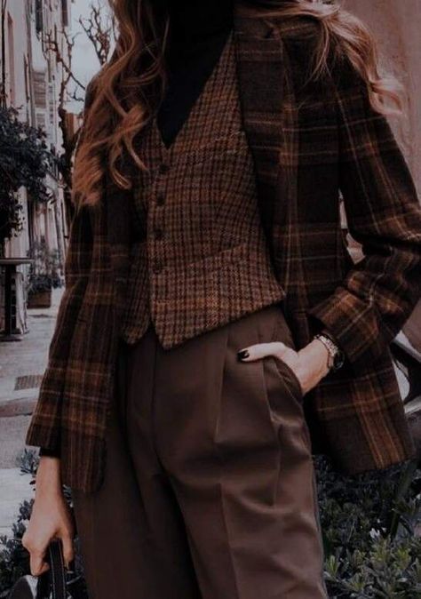 Suit Vests For Women And Inspiring Outfit Ideas For Dark Academia & 90s Workwear Aesthetics - The Mood Guide Academia Aesthetic Outfit, Dark Academia Outfits, Academia Clothes, Mode Retro, Academia Outfits, Academia Style, Dark Academia Fashion, Academia Fashion, Modieuze Outfits