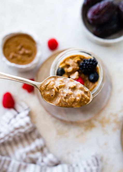 These MUSH copycat vanilla overnight oats are super easy to make with just 5 ingredients. It's the perfect healthy breakfast recipe to meal prep for the week. Mush Oats Copycat, Copycat Mush Overnight Oats, Mush Oats, Peach Overnight Oats, Cold Oats, Vanilla Overnight Oats, Blueberry Overnight Oats, Healthy Breakfast Recipe, Perfect Healthy Breakfast