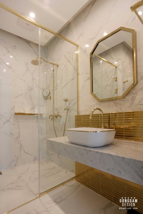 Golden Bathroom Ideas, Gold Washroom, Golden Bathroom, Small Bathroom Design Ideas, Bathroom Interior Design Modern, Loft Bathroom, Washbasin Design, Bathroom Decor Luxury, Guest Bedroom Decor