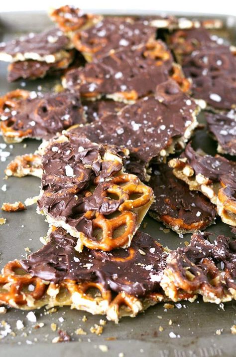 Pretzels Treats, Chocolate Roulade Recipe, Kersfees Koekies, Birchbark House, Chocolate Caramel Pretzel Bark, Chocolate Pretzel Bark, Pretzel Bark Recipes, Salted Caramel Pretzel Bark, Caramel Pretzel Bark