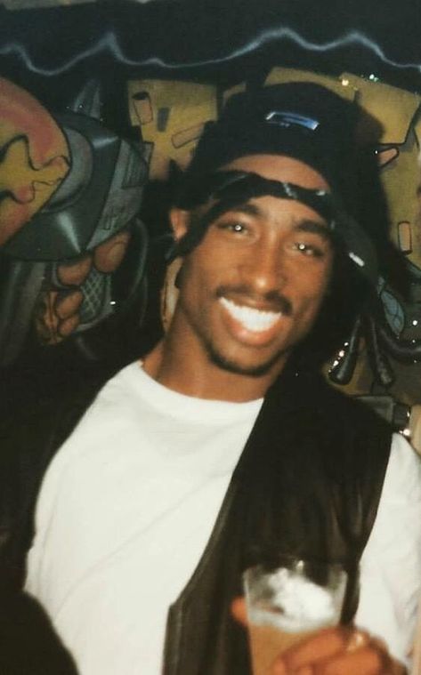 ' TUPAC SHAKUR ' 90s Music Artists, Tupac Photos, Mode Old School, 90s Rappers Aesthetic, Tupac Makaveli, Tupac Wallpaper, Robin Scherbatsky, 90s Rappers, Artists Music