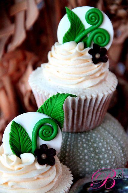 These cupcakes would be cute for a New Zealand/Ireland themed wedding if you added a little shamrock Cupcakes Flores, Spring Bright, Pretty Cupcakes, Cupcake Wars, Cupcake Art, Beautiful Cupcakes, Cupcake Designs, Love Cupcakes, Cute Cupcakes