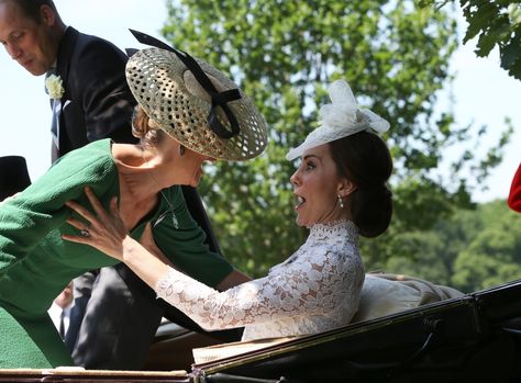 Kate can’t stop giggling as Sophie nearly FALLS OUT of their carriage as the Queen and royals arrive at Ascot for a scorching day at the races Countess Wessex, Duchesse Kate, Düşes Kate, Prince William Et Kate, William E Kate, Herzogin Von Cambridge, Duchesse Catherine, Prinz Harry, Elisabeth Ii