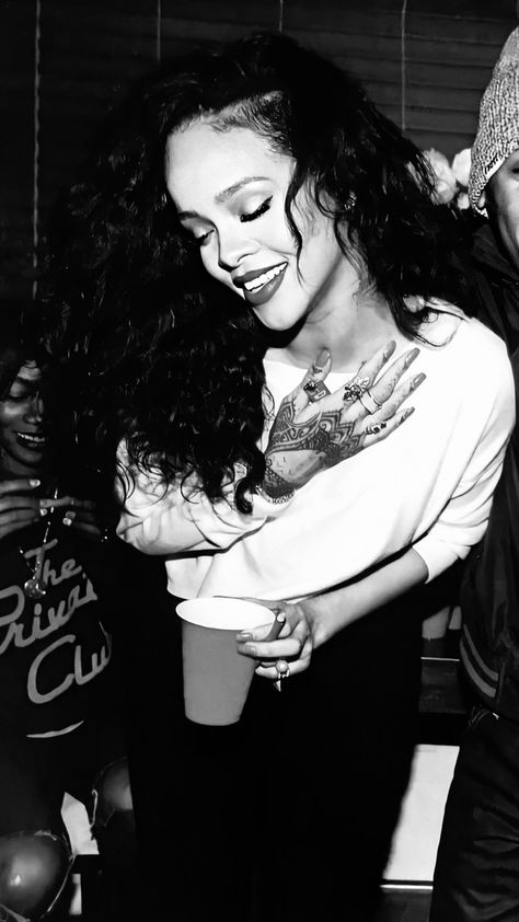 Black And White Rapper Aesthetic, Rihanna Black And White Wallpaper, Black And White Rihanna, Rihanna Curly, Pictures Of Rihanna, Black And White Pictures Of Celebrities, Rihanna Black And White, Black And White Celebrity Photos, Rihanna Core