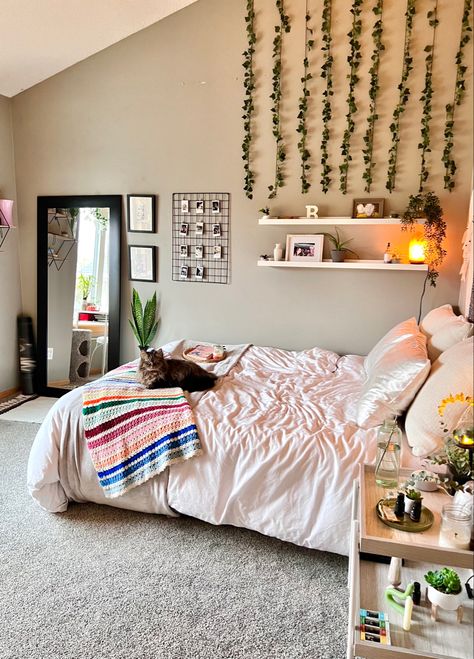 Mid 20s Room Ideas, Small Room With Two Windows, Bright Room Aesthetic Minimalist, Urban Boho Bedroom, Bedroom Ideas For Small Rooms Colorful, Ideas Decoracion Habitacion Mujer, Vanity Bedroom Ideas, Bedding Color Ideas, Pastel Bedroom Ideas Adult