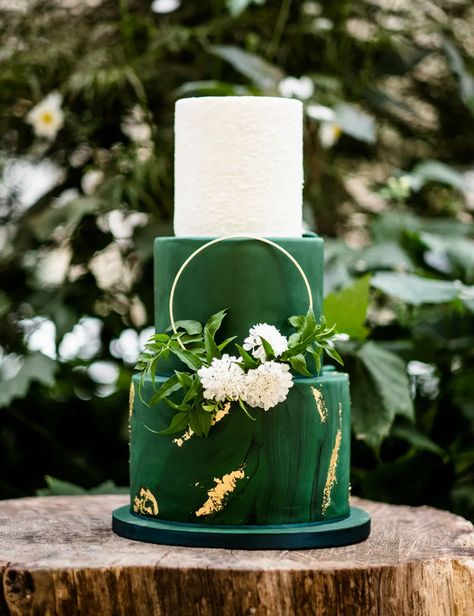 Emerald Wedding Cake, Wedding Cake Gold Leaf, Wedding Cake Emerald Green, Green And Gold Wedding, Baby Lunch, Modern Cake, Green Wedding Cake, Green Cake, Green Themed Wedding