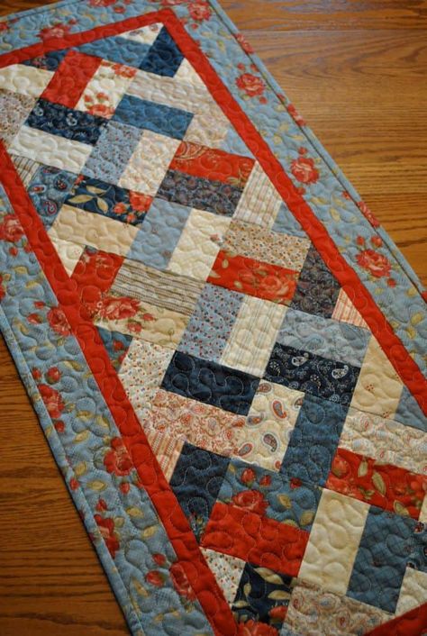 Quilt Runners, Patchwork Table Runner, Quilted Table Runners Patterns, Quilt Modernen, Place Mats Quilted, Patriotic Quilts, Quilted Table Toppers, Table Runner And Placemats, Table Runner Pattern