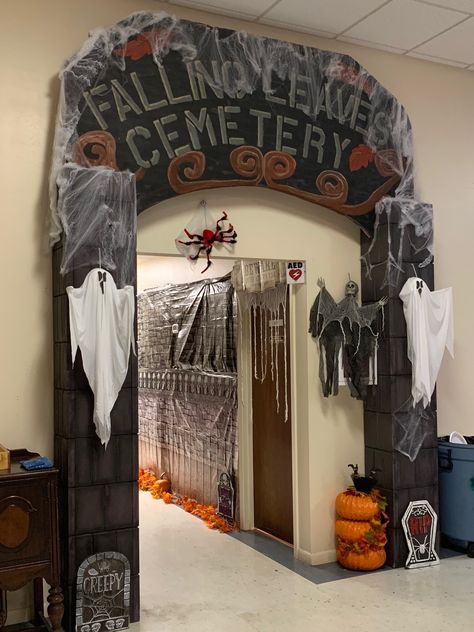 Halloween Decoration Office, Spooky Hallway Decorations School, Ceiling Halloween Decorations, Scary Hallway Ideas, Haloween Decoracion Office, Haunted House Hallway, Haunted House Hospital Theme, Haunted Hallway Ideas For School, Cubicle Halloween Decorations