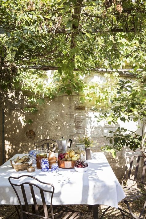 Happy Healthy Life Aesthetic, Outdoor Breakfast Table, Tuscany Spring, Brunch Outdoor, Breakfast Outdoor, Outdoor Breakfast, Breakfast Outside, Heart Meditation, Healthy Italian