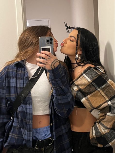 @dudakropf @miacarvalhoo Lesbian Matching Outfits, Matching Clothes Couple, Couple Aesthetic Outfits, Lesbian Outfits, Lesbian Fashion, Manic Pixie Dream Girl, Gay Aesthetic, Girlfriend Goals, Senior Picture Outfits