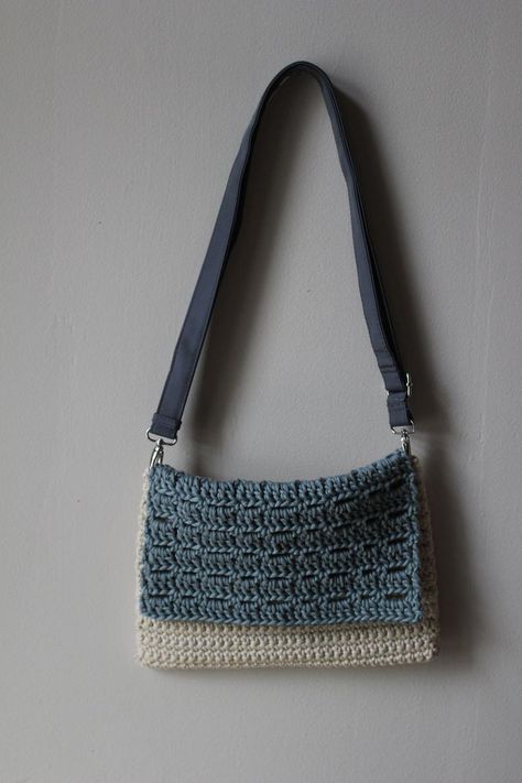 Easy crochet purse pattern Crochet bag pattern Chunky | Etsy Crochet Bag Closure, Small Crochet Purse Pattern, Easy Crochet Purse, Small Crochet Purse, Crochet Purse Pattern, Crochet Hobo Bag, Purse Patterns Free, Classy Purses, Crochet Purse Pattern Free