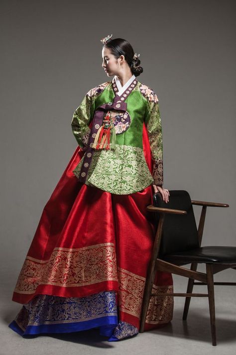 korean queen in royal hanbok Korean Queen Hanbok, Hanbok Traditional Royal, Queen Hanbok, Korean Hanbok Princesses, Royal Kimono, Royal Hanbok, Hanbok Aesthetic, Korean Traditional Dress Hanbok, Kimono Costume