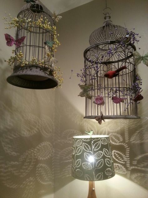 DIY birdcage decór Diy Birdcage, Selfie Wall, Bird Cage Decor, Diy Deco, Butterfly Theme, Hanging Light, Bird Cage, Crafty Ideas, Hanging Lights