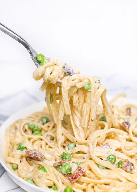 Creamy Pasta with Bacon and Peas – Mess in the Kitchen Creamy Pasta With Bacon, Pasta With Peas And Bacon, Chicken Carbonara Pasta, Pasta With Onions, Carbonara Pasta Creamy, Pasta With Bacon, Gallbladder Diet, Pasta Carbonara Recipe, Creamy Peas