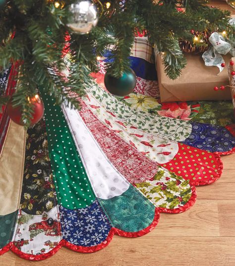 SLV:  See ICloud Tree Skirt for this JoAnn pattern How To Make A 48\u0022 Mixed Colors Quilted Tree Skirt Quilted Tree Skirt, Diy Christmas Tree Skirt, Christmas Table Runner Pattern, Sewing Club, Christmas Tree Skirts Patterns, Yarn Trees, Tree Skirt Pattern, Xmas Tree Skirts, Christmas Tree Quilt