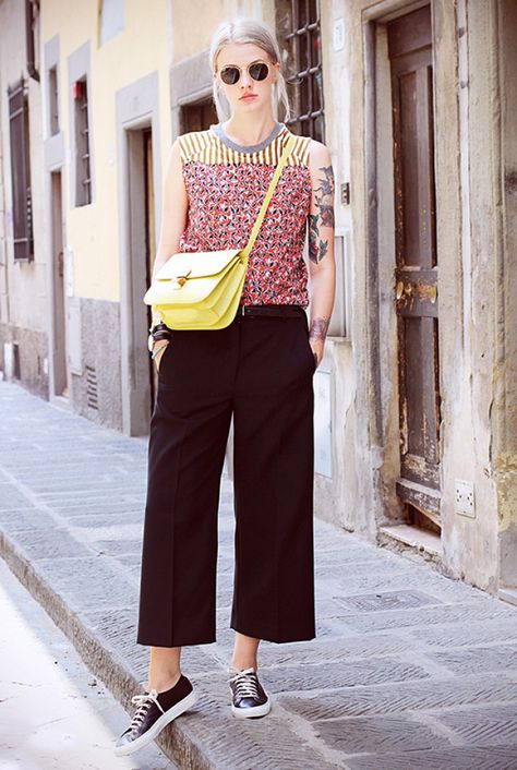 This Mummy Fashion, How To Wear Culottes, Culottes Outfit, Street Smarts, Yellow Purse, Wide Legged Pants, Street Style 2016, Bear Sweater, Street Style Trends